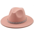 Chapeau fedora en feutre rose à large bord avec bandeau pailleté sur fond blanc - Rose chair
