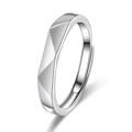 Detail eines silbernen geometrischen offenen Rings mit verstellbarem Band und Metallglanz - Damenring / Silber