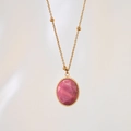 Dettaglio del ciondolo in pietra rosa con catena a sfere in acciaio inossidabile 14K - Rodonite
