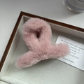 Chic pink faux fur hair claw clip in a minimalist setting for cozy autumn hairstyles - 8cmx5cm / Pink