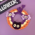 Detail van handgemaakte paars-oranje Halloween halsband voor huisdieren met een zwart katje - Katzenkop Snoep Sjaal