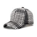 Dettaglio del tessuto strutturato a quadri bianchi e neri su un cappellino in lana - Taglia unica / Plaid Nero Bianco (B)