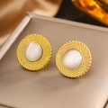 Détail de boucles d'oreilles vintage dorées avec pierre œil-de-chat sur boîte à bijoux - Œil de Chat Blanc Texture Spirale Or (E-229)