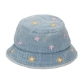 Détail de la broderie fleurie jaune et violette sur le chapeau bob en denim délavé - 50cm / Fleur Bleu Moyen
