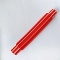 Giocattolo sensoriale pop tube in plastica rossa in stato compresso su bianco - 29mm / Rosso