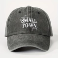 Berretto da baseball regolabile in cotone grigio scuro con stampa Small Town Girl - Taglia unica / Nero