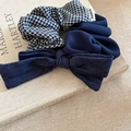Dettaglio dell'elastico per capelli blu scuro a scacchi con fiocco ed etichetta a mano - Stile Fiocco Patchwork Multimateriale Blu Scuro (Elastico-Blu-Fiocco)