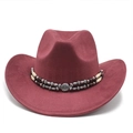 Detail eines burgunderroten Cowboyhutes aus Wildlederimitat mit Ethno-Perlenband-Deko - M (56-59cm) / Weinrot Wildleder