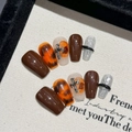 Handgemaakte kunstnagels met barnsteen marmertextuur en zilveren kruisbedeltjes - Extra Klein (XS)