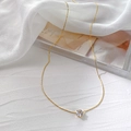 Elegante collana dorata con pendente in diamante a 6 griffe su superficie bianca tessuta - 8825 Collana con diamante a sei punte / Oro