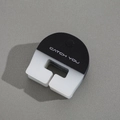 Dettaglio della pinza per capelli minimalista bianca e nera con scritta Catch You - Catch You