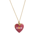 Dettaglio macro della collana medaglione d'oro con cuore rosso e scritta MOM su bianco - MOM Cuore / Viola