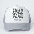 Klassieke grijs-witte trucker pet met FAITH OVER FEAR opdruk en mesh achterkant - Eén maat / Grijs