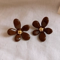 Boucles d'oreilles fleurs marron et dorées sur un fond en tissu texturé beige - 10# Café - Fleur à Quatre Pétales