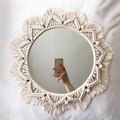 Specchio da parete in macramè fatto a mano con frange di cotone crema e motivi - Lente da 25cm