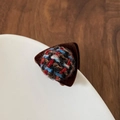Mini pince à cheveux oreilles de chat avec boule tissée colorée et base en velours - Boule à Carreaux Rouge et Bleu