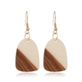 Detalle de pendientes vintage con resina beige y textura de madera marrón cosida - Patchwork de Madera Beige