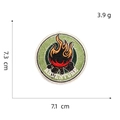 Dettaglio toppa ricamata avventura falò con dimensioni 7.1cm x 7.3cm e peso di 3.9 grammi - Stile 3 (Falò d'Avventura)