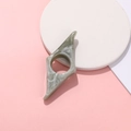 Macro di supporto per pagine in resina effetto marmo grigio su base bianca con luce soffusa - verde oliva