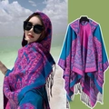 Poncho à capuche en tricot ethnique avec motifs floraux bleu et magenta à franges - Couleur 21