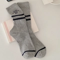 Graue Baumwollsocken in Wadenlänge mit marineblauen Streifen und Stickerei - Einheitsgröße / Hellgrau