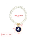 Detailansicht des Evil Eye Armbandes mit 174 mm Umfang und 8 mm Perlenbesatz - Großer blauer Anhänger des bösen Blicks Typ B