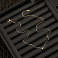 Pulsera de corazón en acero de titanio dorado en una caja de regalo negra de lujo - 8804 Collar de Tres Corazones Pequeños Dorado