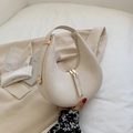 Sac hobo croissant blanc crème minimaliste avec fermeture éclair dorée et cuir mat lisse - Beige