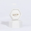 Nahaufnahme goldener Wellenring mit Perlen in weißer sechseckiger Samtbox für Schmuck - 4.9*4.3*4.5cm / Weiß