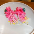 Nahaufnahme von handgefertigten Blumen-Ohrringen mit Perlen auf einem Keramikteller - Rosa (Silberner Ohrringstecker)