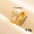 Dettaglio dell'anello dorato con smalto tigre bianco e indicazione di misure e peso - Oro & Bianco