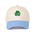 Cappellino trucker beige e blu con ricamo a quadrifoglio e scritta lucky su sfondo bianco - Regolabile / Crema/Azzurro