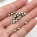 Polierte silberne CCB-Abstandshalterperlen für DIY-Schmuck auf der Hand gezeigt - Weiß K Silber 4mm (2000 Stk)