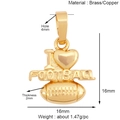Vue détaillée du pendentif football en laiton doré avec dimensions et poids précises - I ❤️ Football Américain