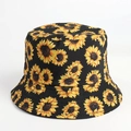Dettaglio della stampa di girasole giallo su un cappello a secchiello in tela nera - M (56-58cm) / Girasole