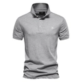 Vue détaillée du col polo et du tissu en maille de coton d'un polo gris pour homme - S / Gris clair