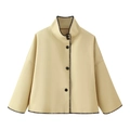 Cappotto corto crema da donna con collo a lupetto, spalle scese e bordi ricamati neri - S / Giallo