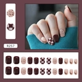Retro rood schaakbord opdruk nagels set met chocoladebruin en nude roze afwerking - R257 Rood Schaakbord [Lijm Stijl]