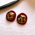 Dettaglio degli orecchini a cuore in velluto rosso con nucleo in resina leopardata su peluche - 12# Perno in argento - Centro leopardato floccato rosso