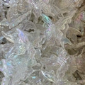 Vista macro de cuentas de mariposa de acrílico iridiscente transparente a granel - Blanco