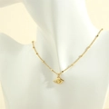 Detailweergave van de 18K vergulde evil eye hanger ketting op een etalagepop - Gouden Oog