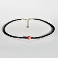 Collana girocollo con perle nere sfaccettate e una perla centrale in pietra rosa - Rodocrosite