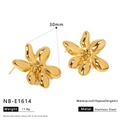 Vista detallada de los pendientes de flor dorados en acero inoxidable de 30mm y 11,8g - Estilo de Flor Dorada (NB-E1614) / Oro de 18K