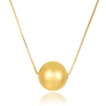 Primo piano di un ciondolo a sfera dorato minimalista su una catena a maglia box - Medio / Oro