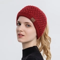 Rotes Strickstirnband mit Wabenmuster und kleinem Leder-Patch für Zöpfe - Burgunderrot