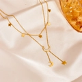 Detalle de collar de doble capa dorado con colgantes de luna y estrella en seda blanca - Collar de Borla de Estrella Luna (D502) / Dorado