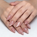 Uñas postizas de almendra color rosa empolvado con efecto ojo de gato sobre fondo blanco - Forma de Almendra / Rosa Nude Ojo de Gato (CW305)