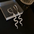 Détail de longues boucles d'oreilles serpent en argent serties de strass sur verre noir - 5# Tige Argent-Boucle Serpent Strass Argent