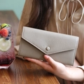 Elegante graue lange Brieftasche aus geprägtem Leder mit Umschlag für Damen - Elefantengrau