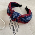 Dettaglio fascia annodata blu navy con fiori bianchi e bordi all'uncinetto rosso - Fascia Annodata Bordo Rosso Blu Notte
